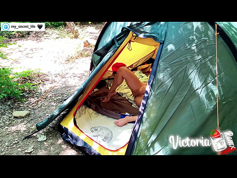 ❤️ Filmat a la càmera. Masturba apassionada de l'estrany en una tenda de campanya ☑ Porno vk a nosaltres ️❤