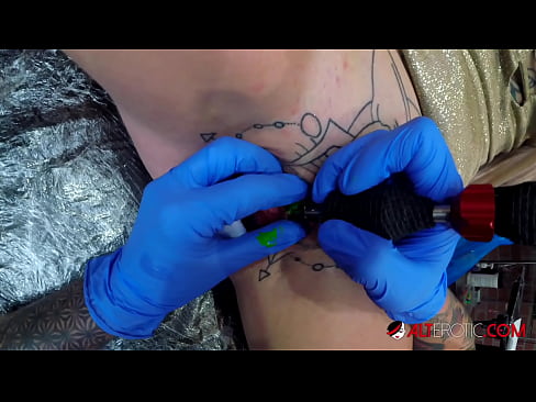 ❤️ La bomba Sully Savage, molt tatuada, es va tatuar al clítoris ☑ Porno vk a nosaltres ️❤